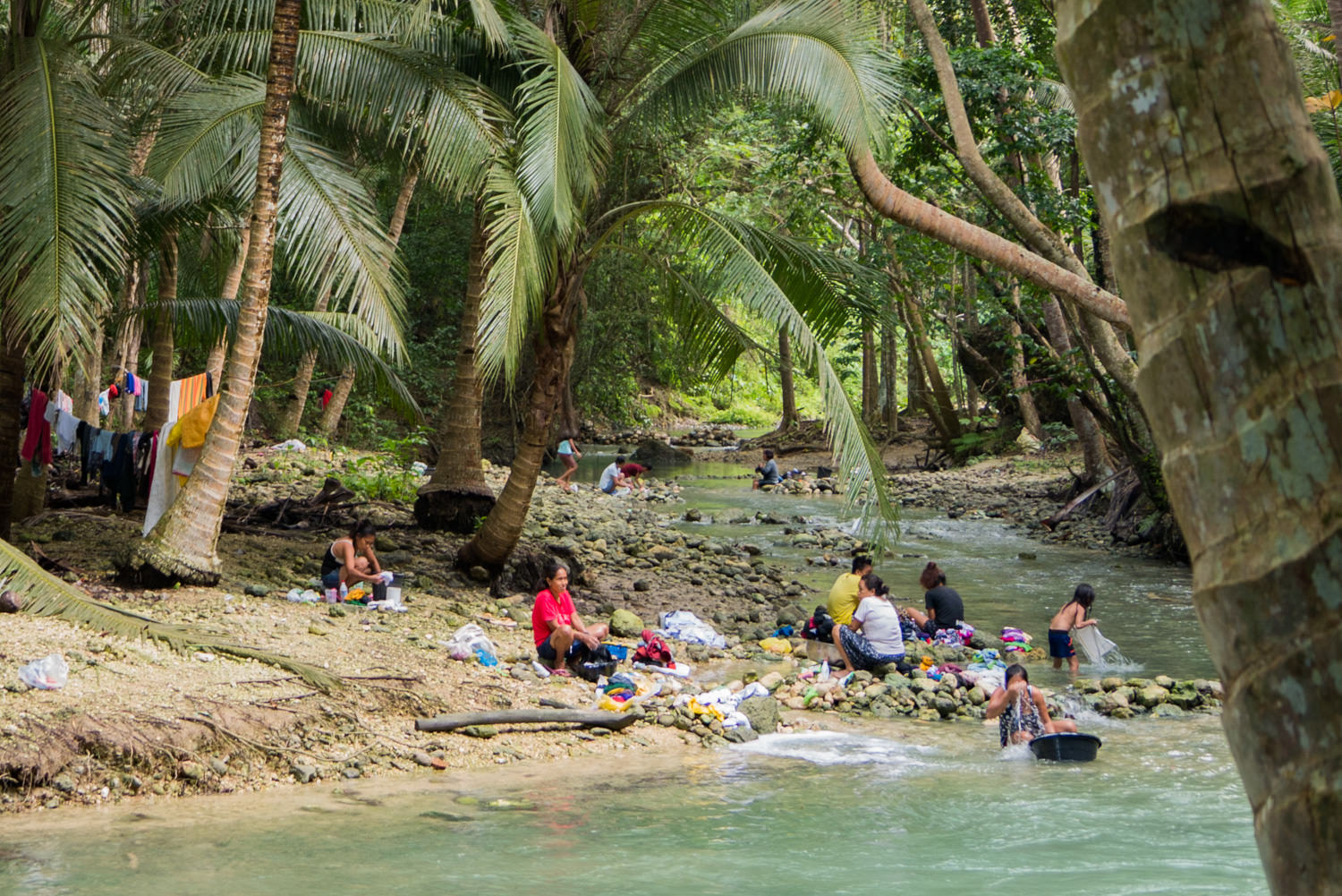 Waschtag auf dem Weg zu den Kawasan Falls, Cebu, Philippinen