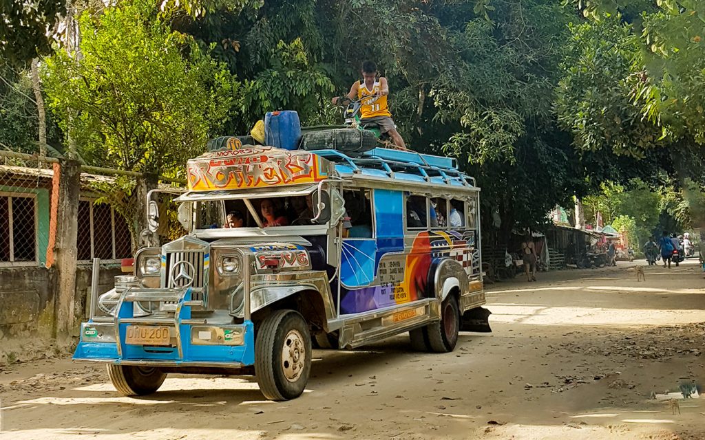 Jeepneys in Port Barton, Philippinen