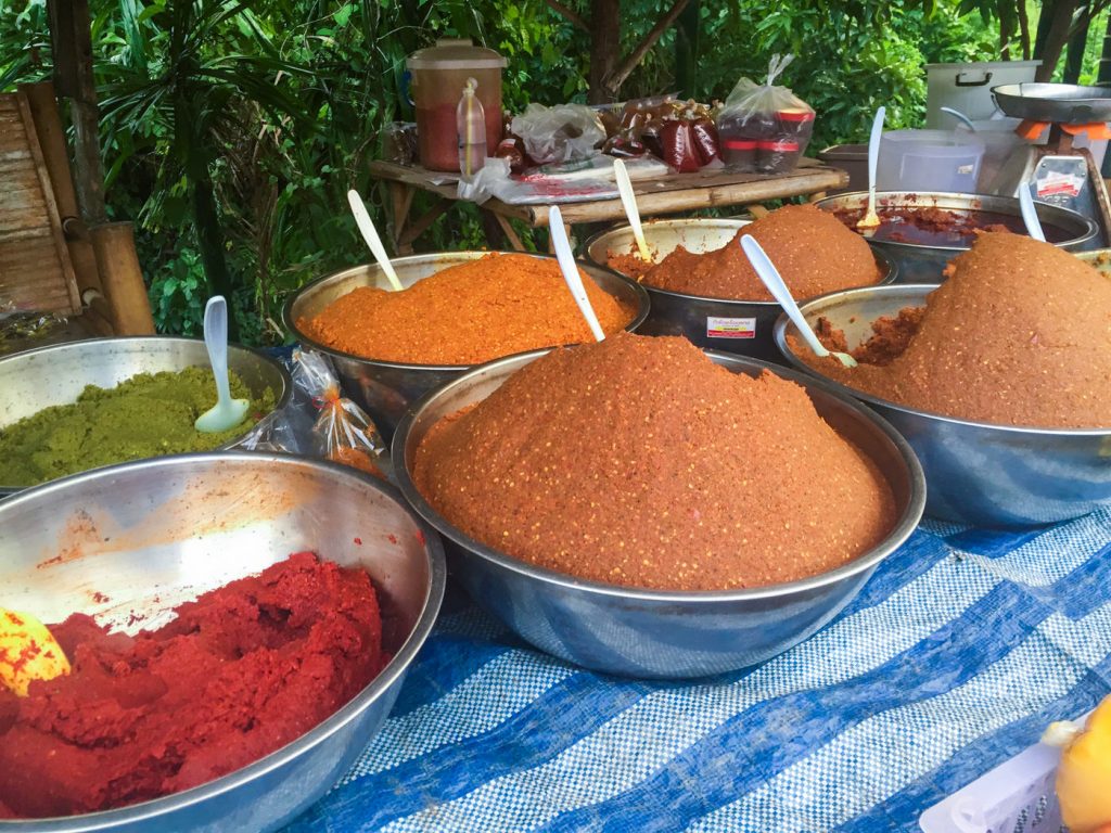 Currypasten auf einem Markt auf Koh Lanta
