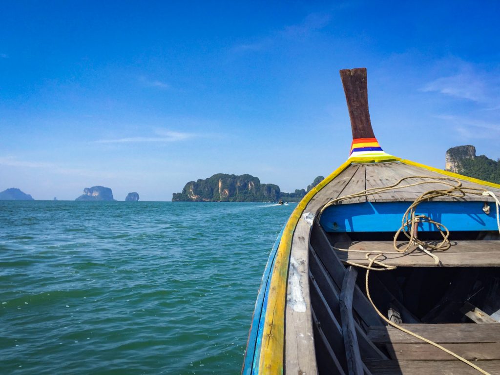 Fahrt mit dem Longtailboot in Thailand