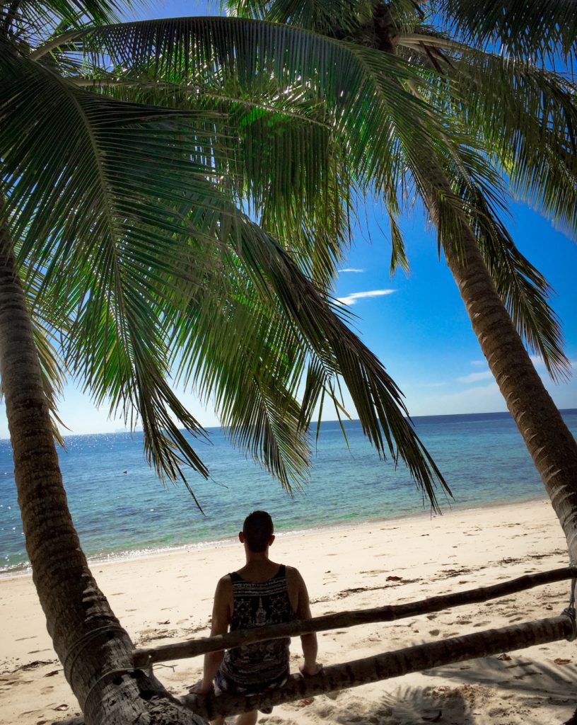 Matthias zwischen Palmen am Strand auf Koh Kradan