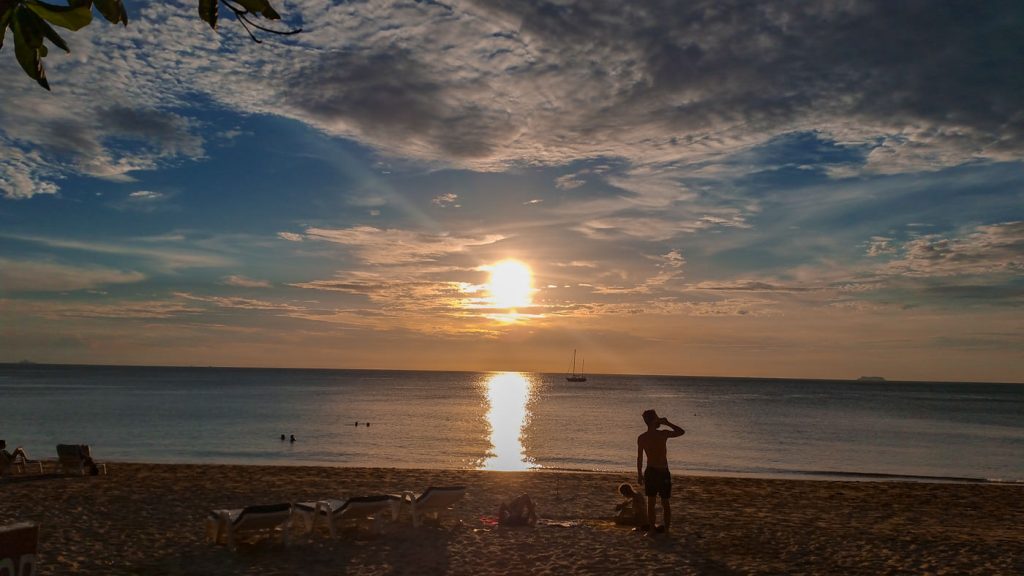 Sonnenuntergang am Strand auf Koh Lanta in Thailand