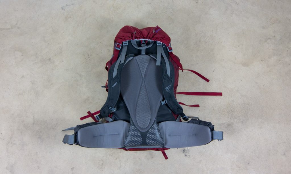 Der Backpack Deva 60 von Gregory in rot von hinten