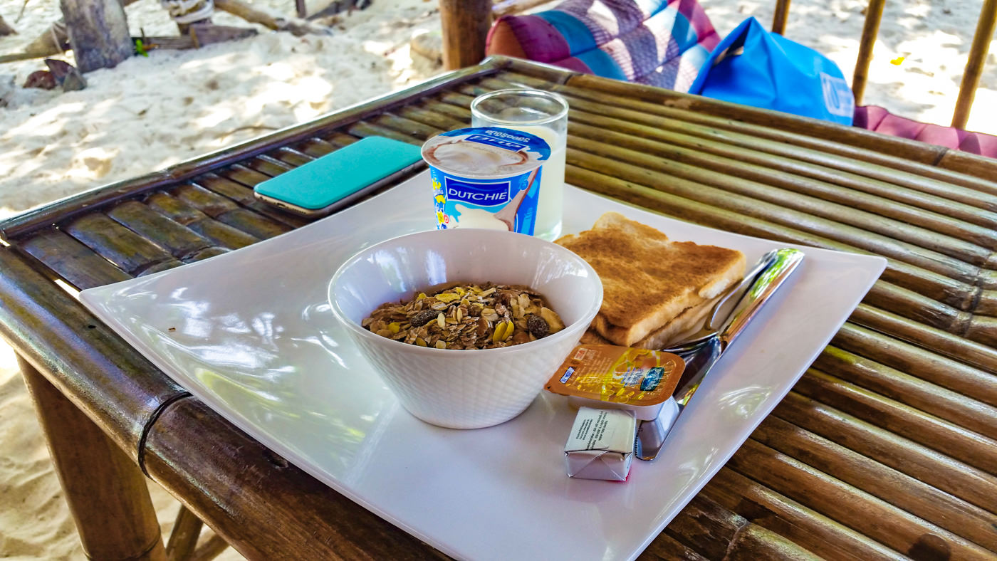 Frühstück am Strand auf Koh Kradan