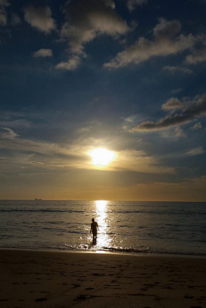 Julia im Sonnenuntergang auf Koh Lanta