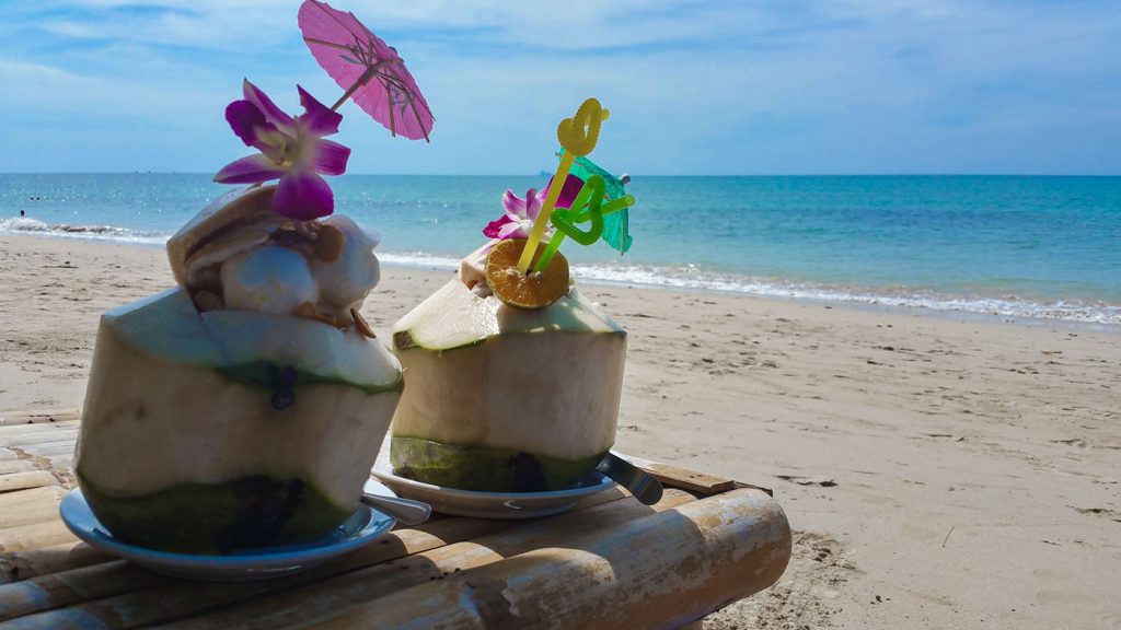 Kokosnüsse am Strand genießen auf Koh Lanta