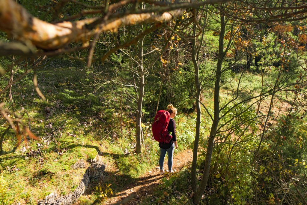 Julia im Wald mit dem Gregory Rucksack Deva