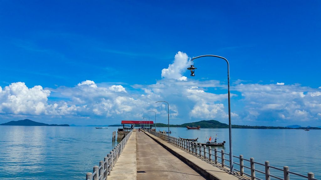 Steg ins Wasser in Old Town von Koh Lanta