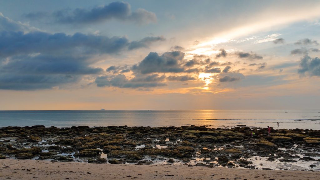 Strand bei Ebbe auf Koh Lanta