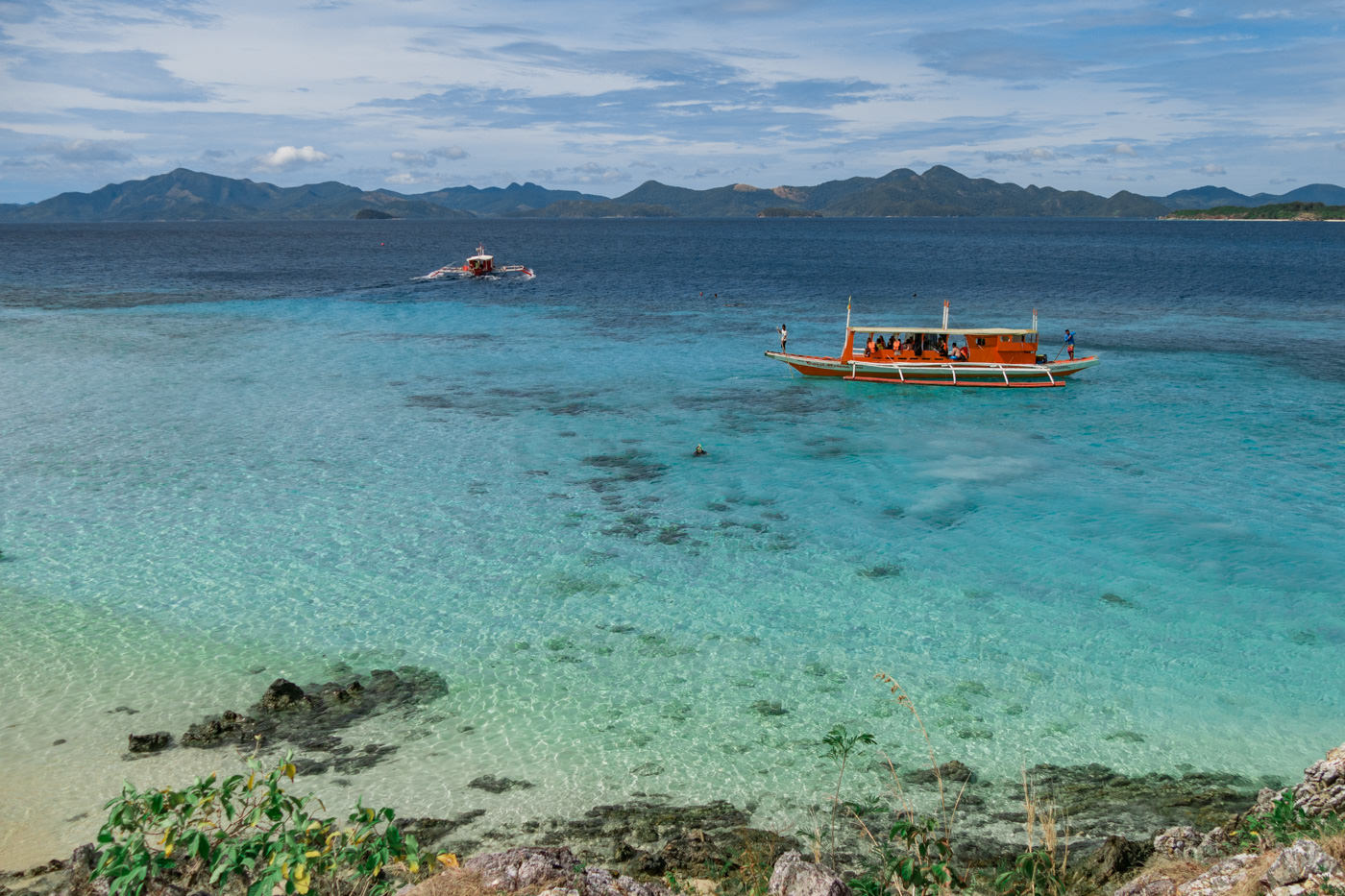 Boot vor Bulog Dos Island auf den Philippinen