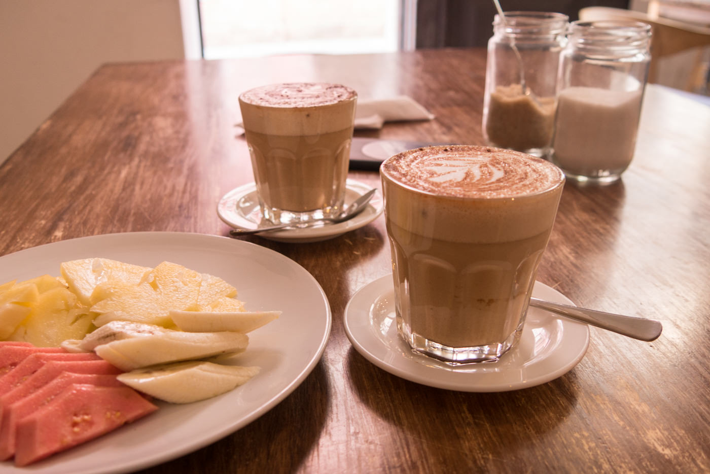 Cappuccino und Früchte im El Cafe in Havanna