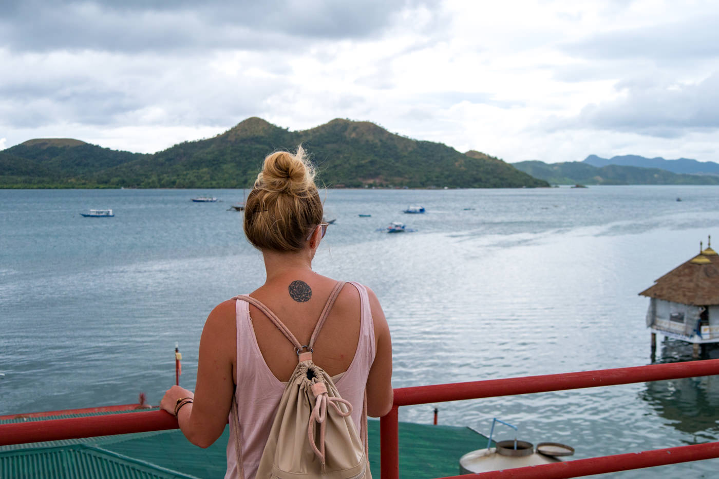 Julia auf der Terasse des Sea Dive Resorts in Coron