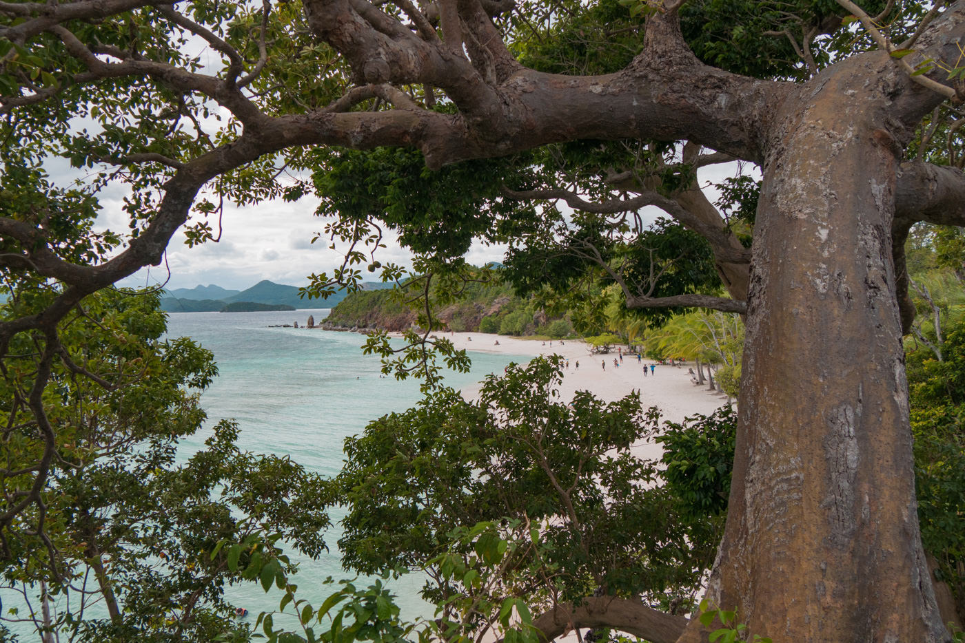 Blick auf Strand und Meer der Malcapuya Island auf den Philippinen