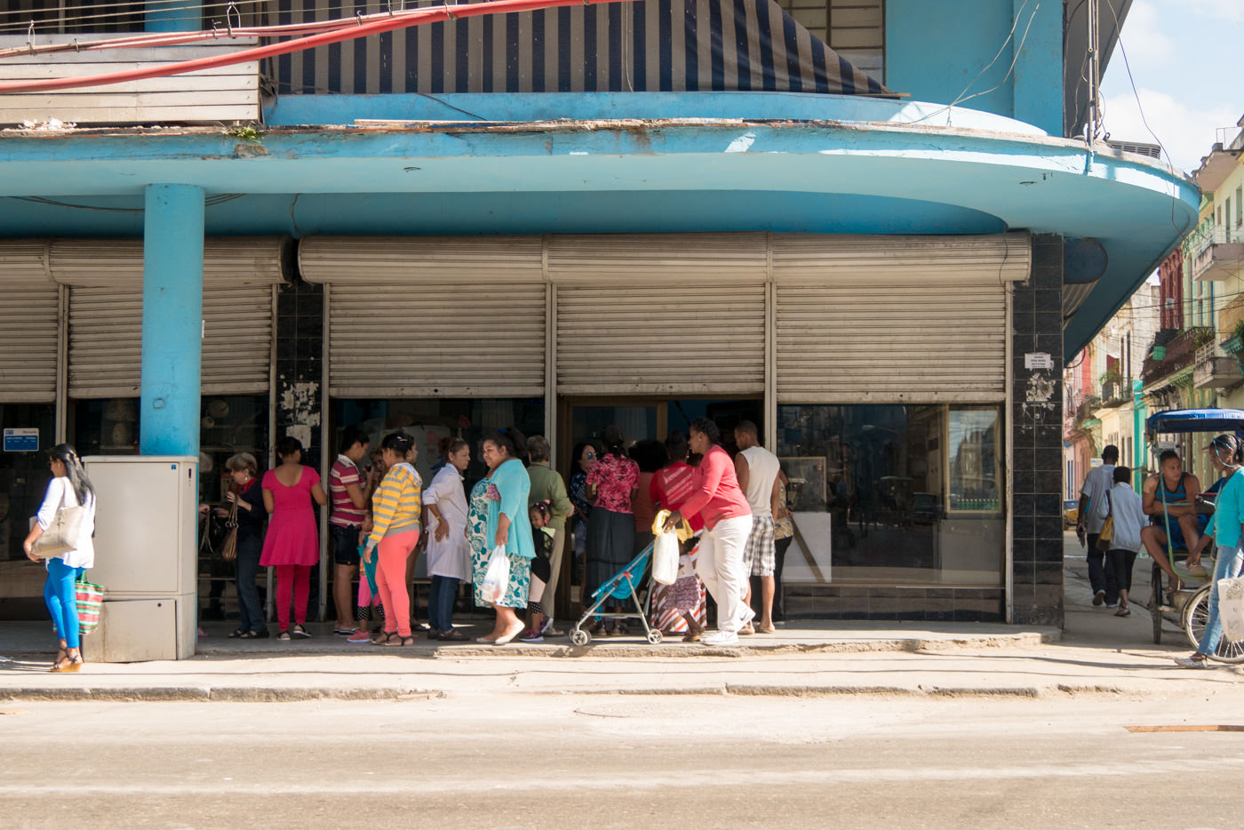 Schlange stehen gehört für die Kubaner zum Alltag