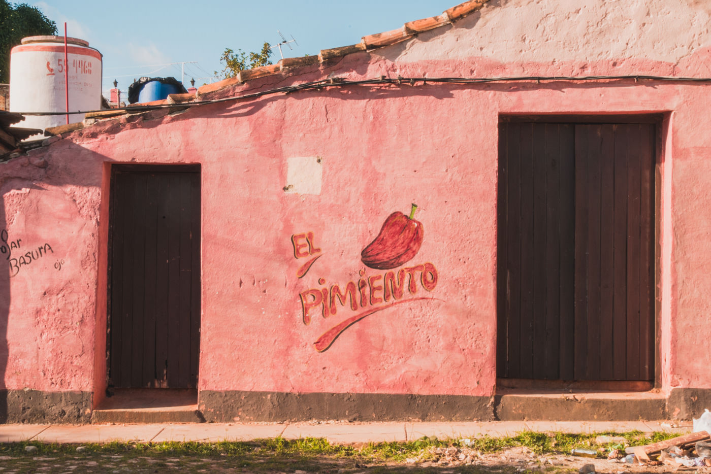 Eine bunte Wand in Trinidad