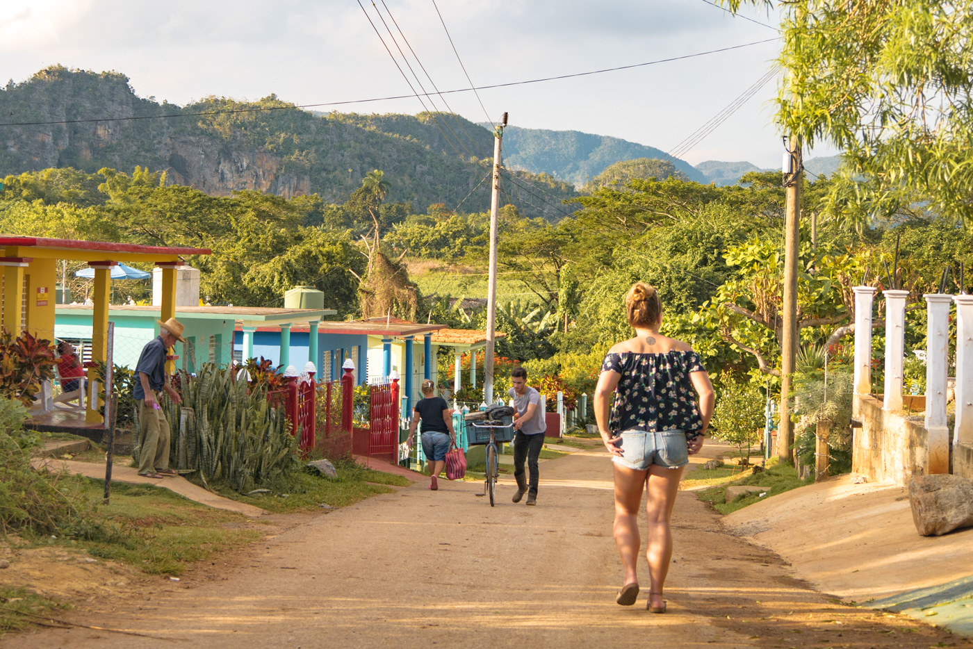 Julia beim Spaziergang durch Vinales