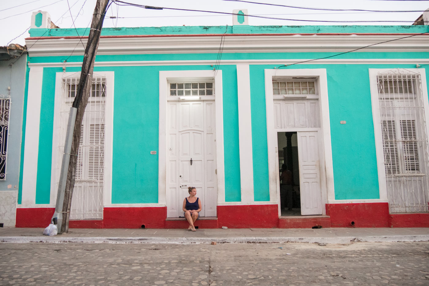 Julia vor bunten Häuserfassaden in Trinidad, Kuba