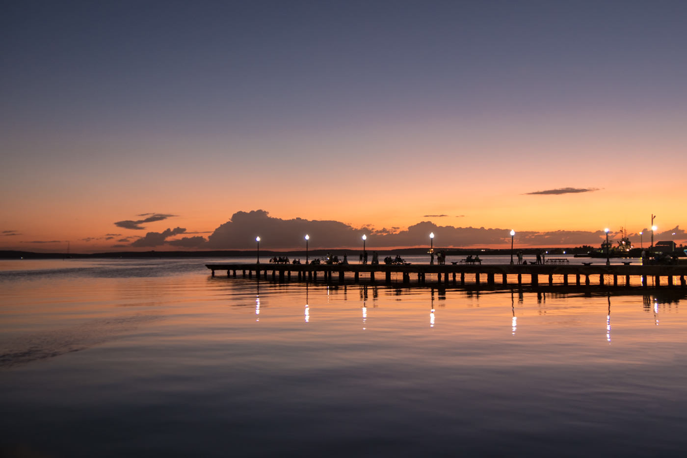 Malerischer Sonnenuntergang in Cienfuegos am Meer