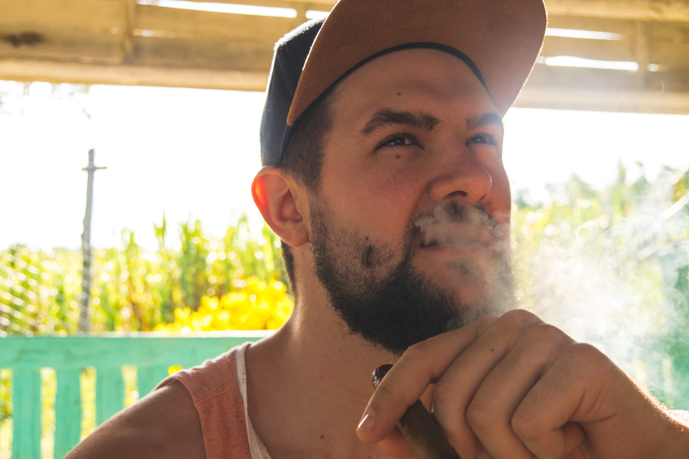 Matthias raucht Zigarre