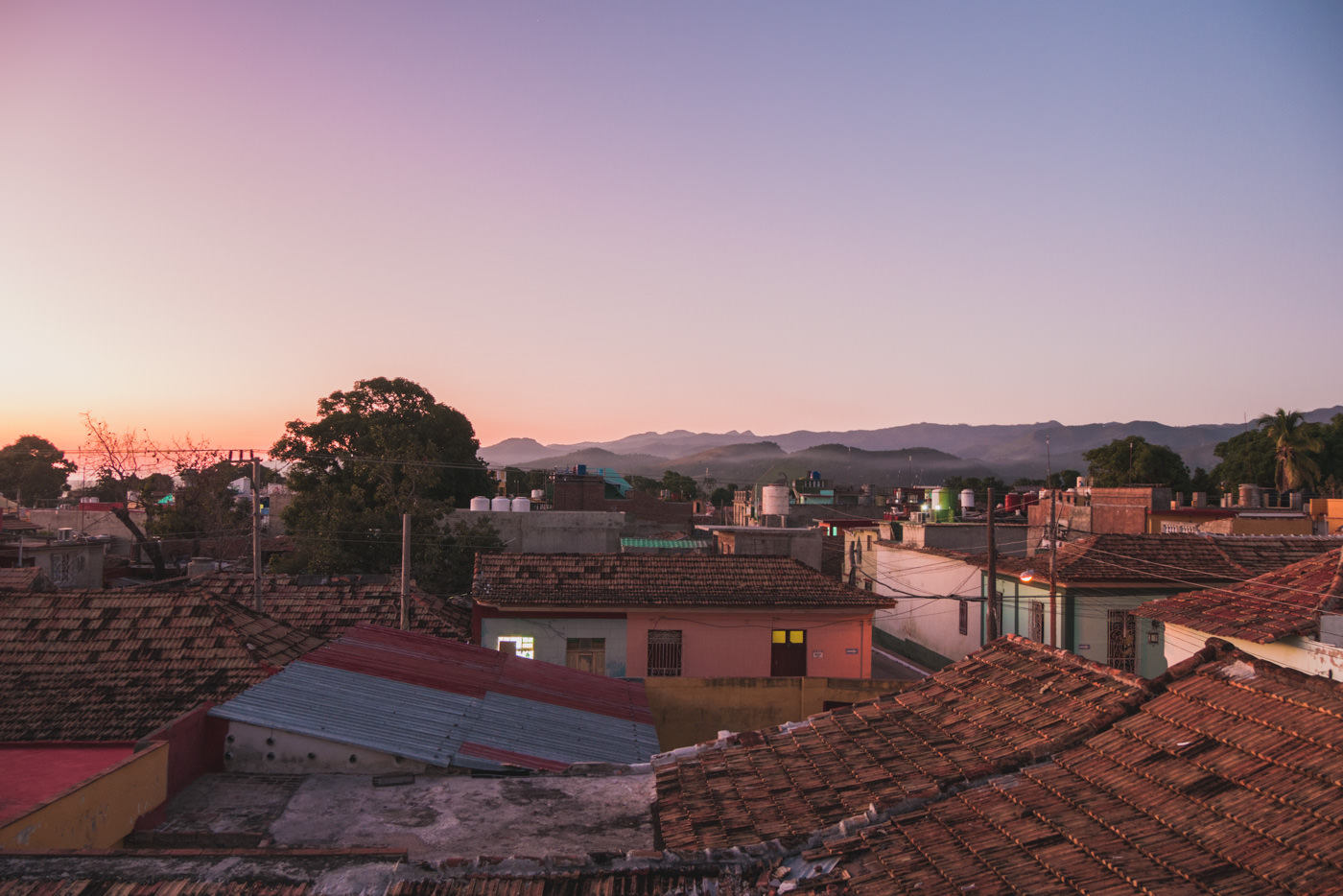 Sonnenuntergang über den Dächern Trinidad's