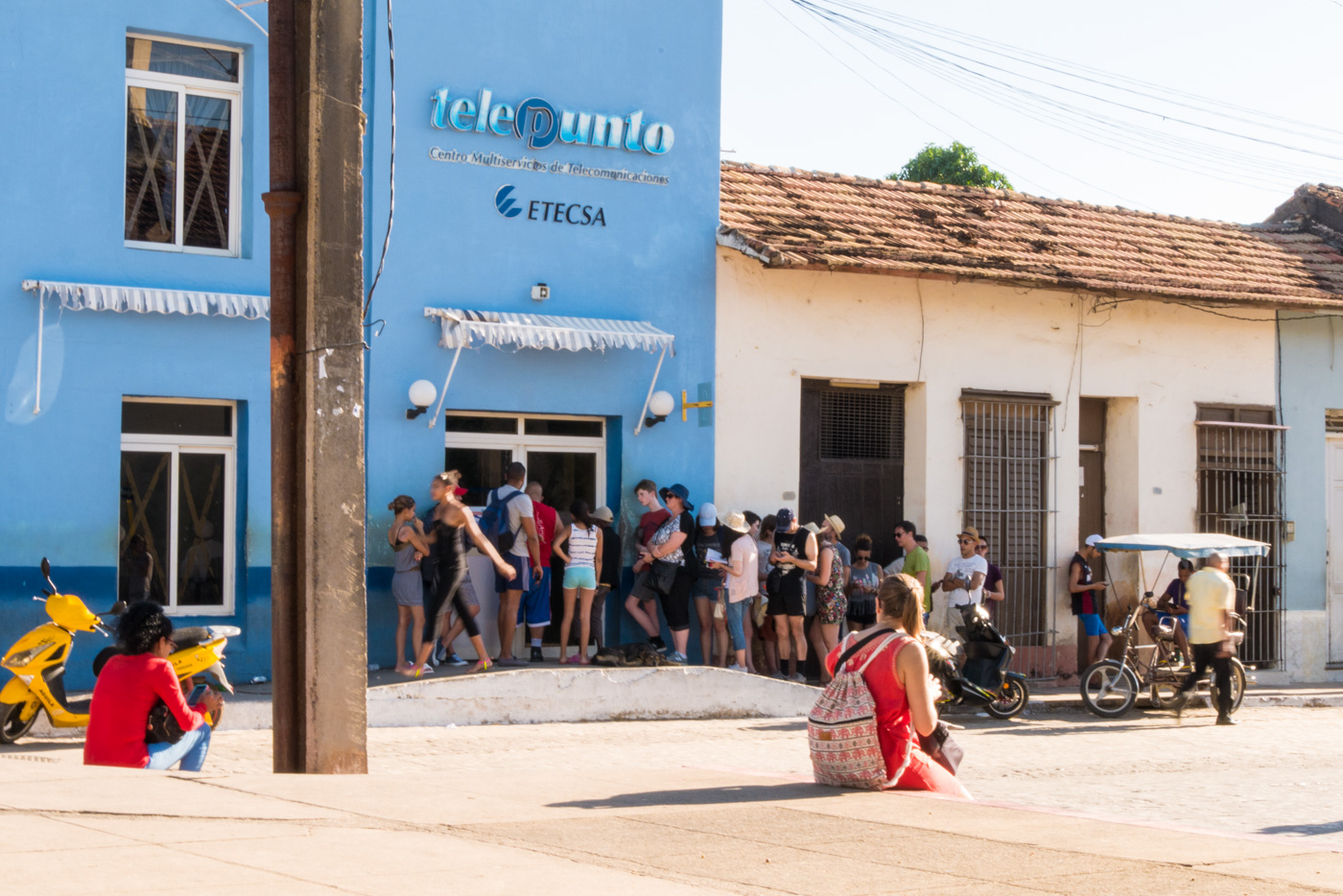 Anstehen für Internetkarten in Trinidad, Kuba