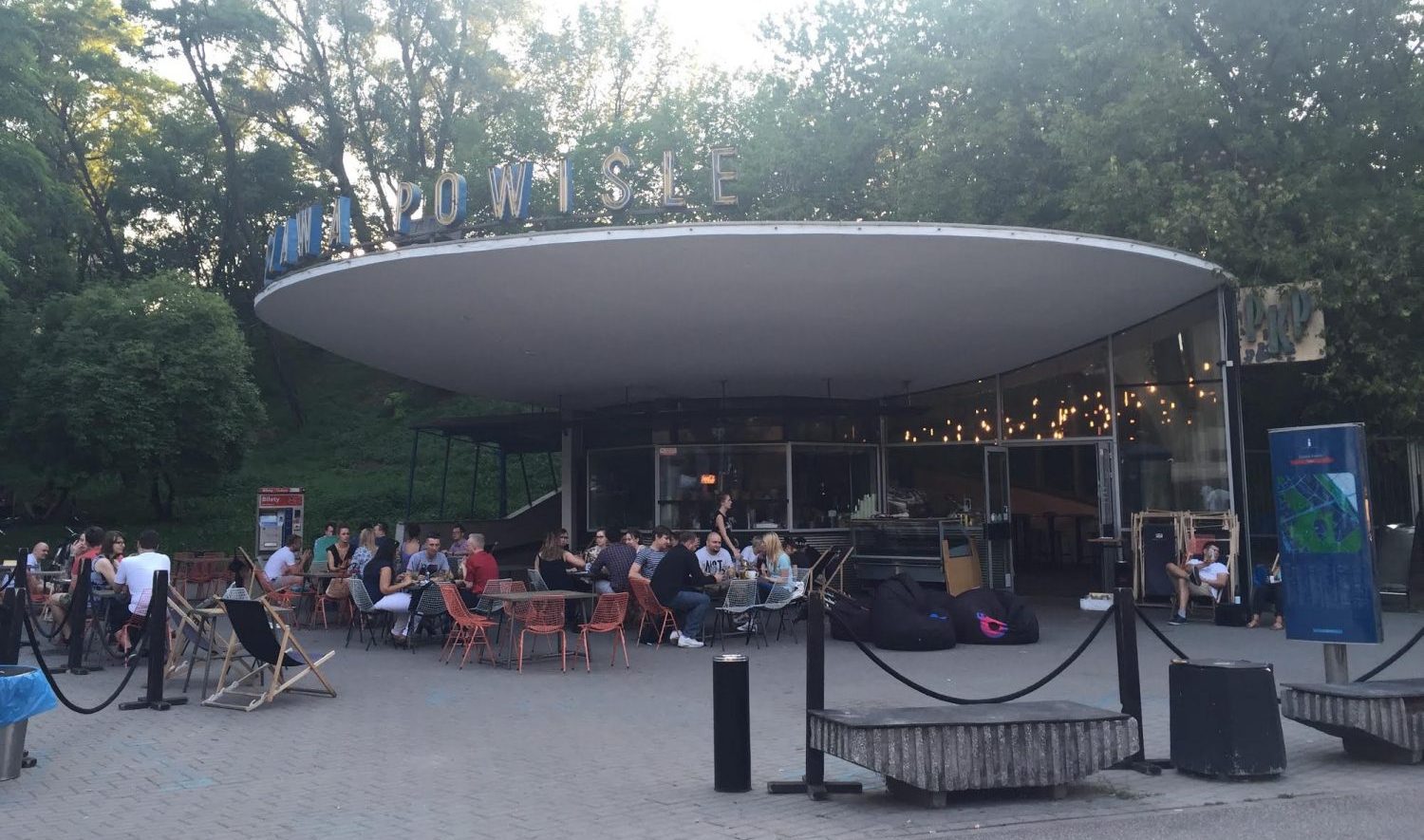 Warszawa Powsile - Bar, Drinks und geile Burger