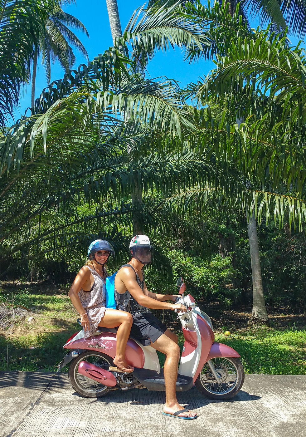 Wir auf einem pinken Scooter in Thailand