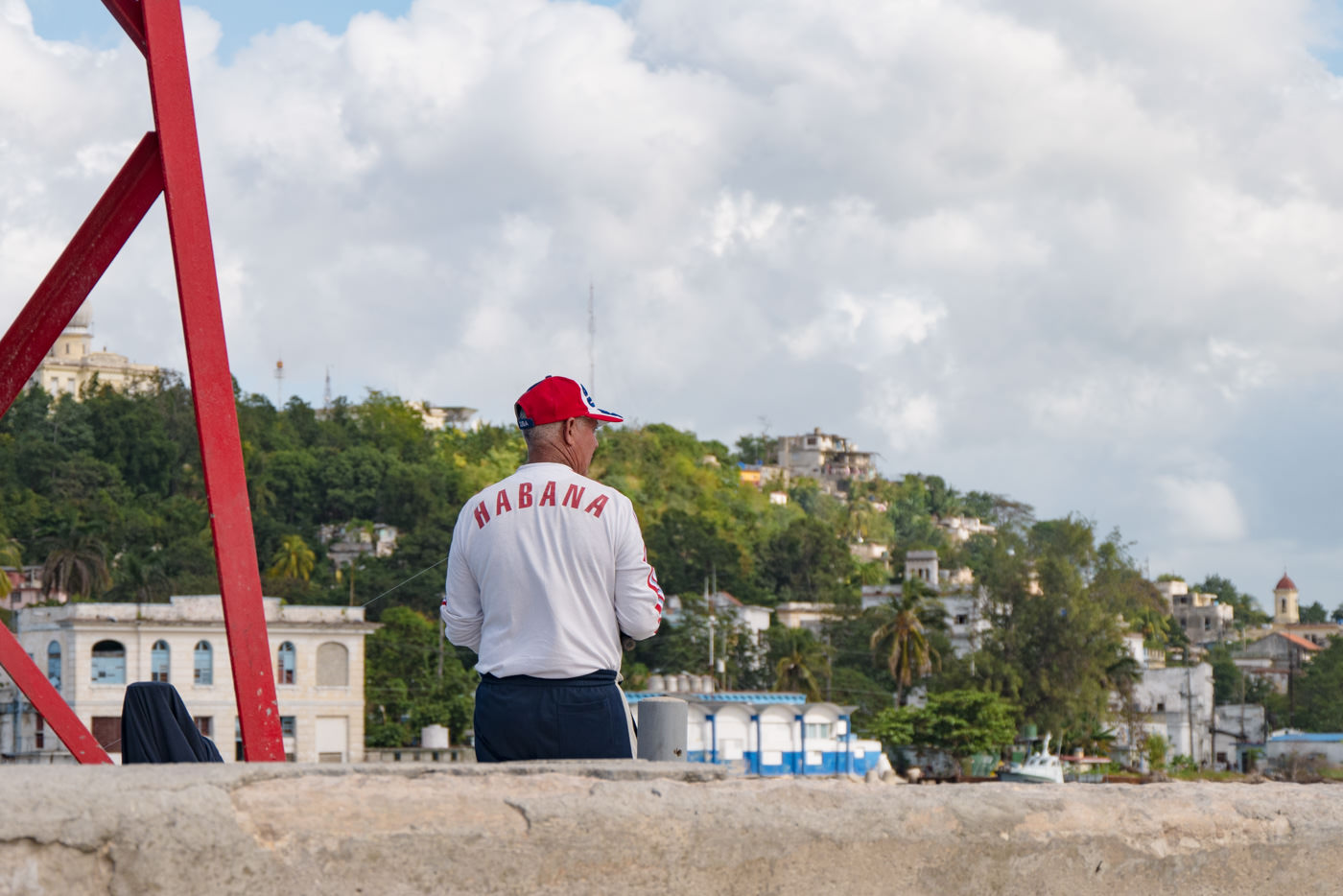 Ein Fischer am Canal de Entrada in Havanna