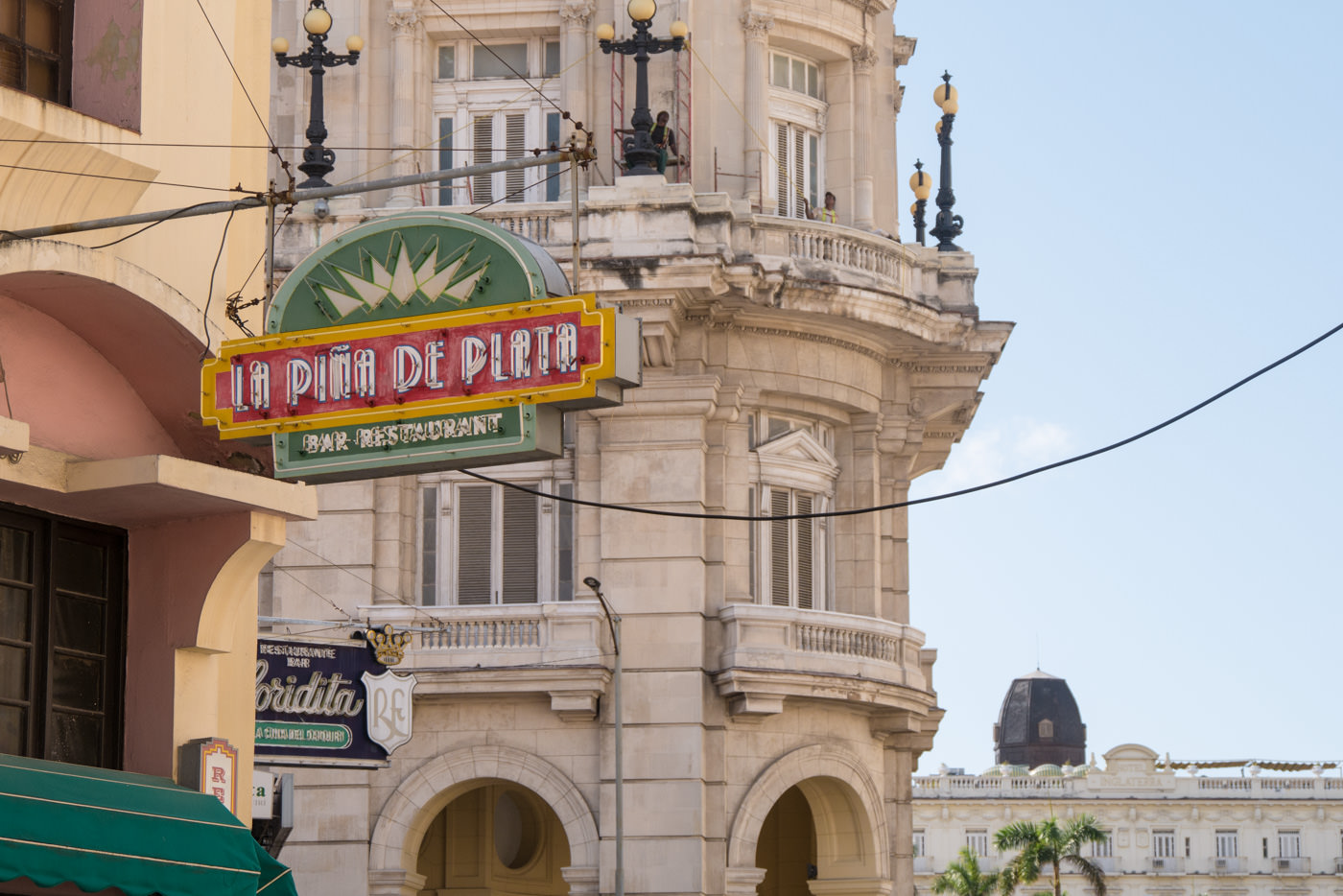 Retro Neonschilder schmücken Havannas restaurierte Altstadt