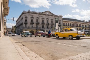 Die typischen Oldtimer in Kuba