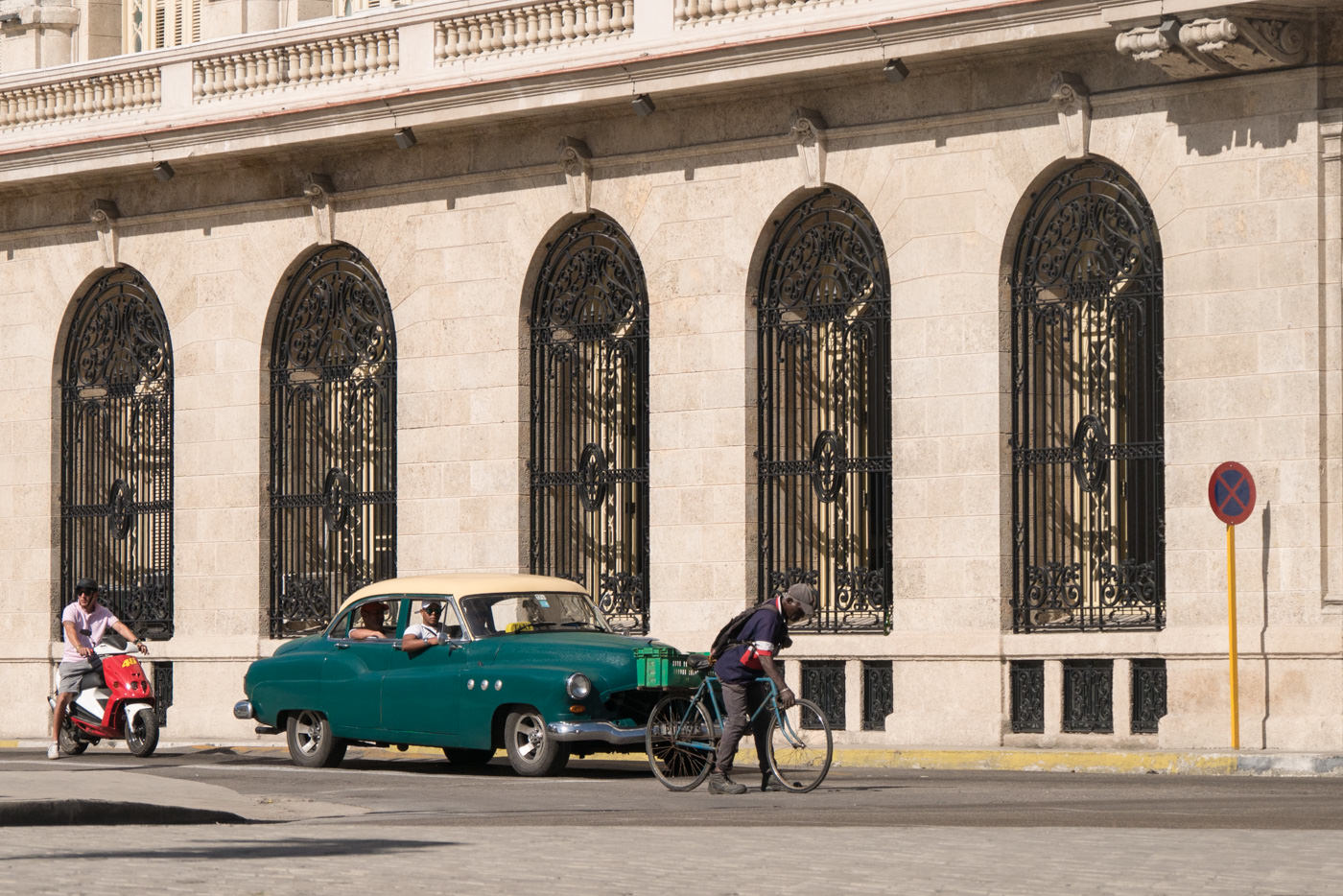 Oldtimer an einer Kreuzung in Havanna, Kuba