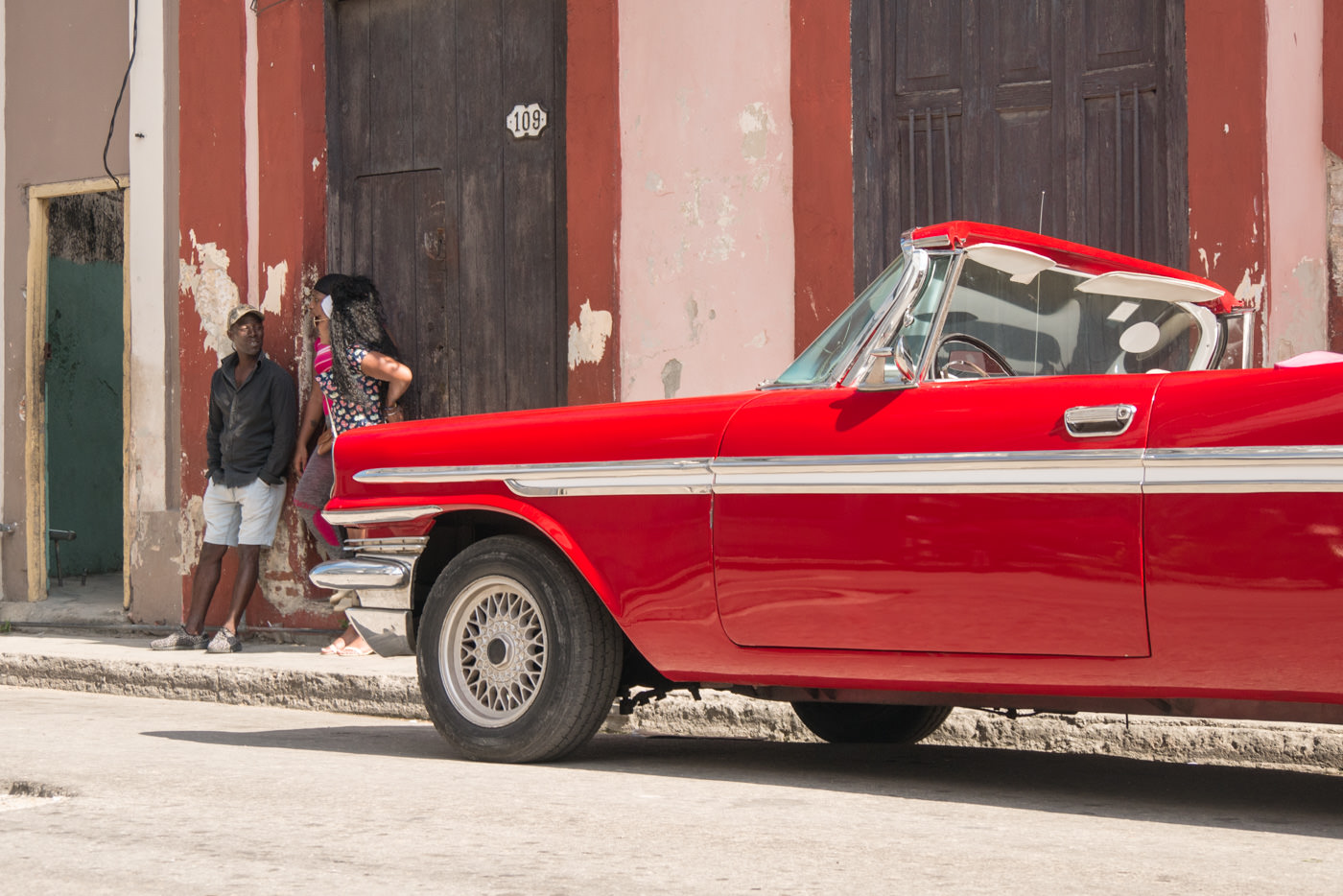 Ein Taxi Fahrer wartet auf neue Kundschaft in Havanna, Kuba