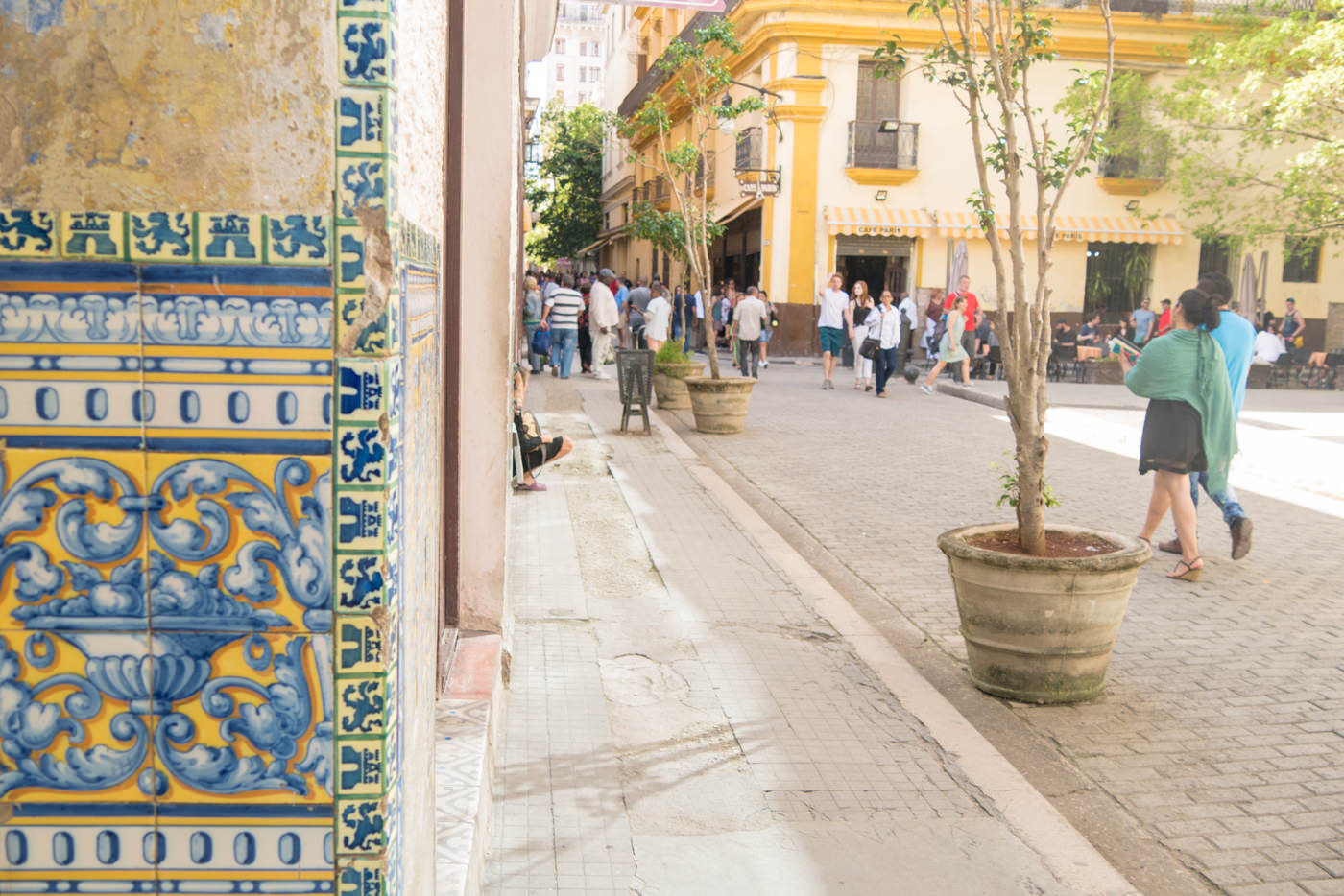 Belebte Straße an dem berühmten Plaza Vieja in Havanna