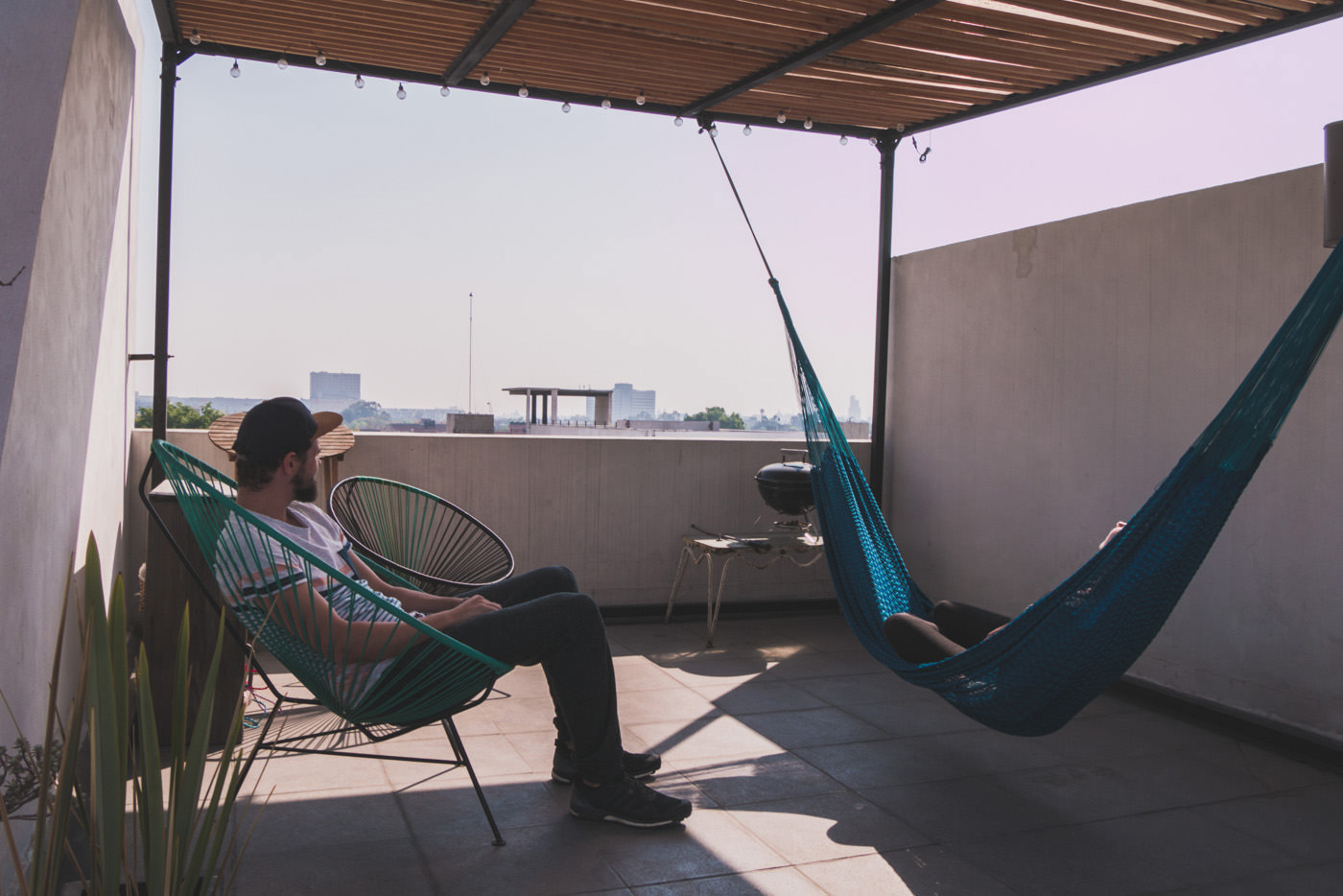 Wir auf der Dachterrasse unseres AirBnB Appartements