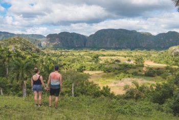 Julia und Matthias beim Blick in das Vinales Tal