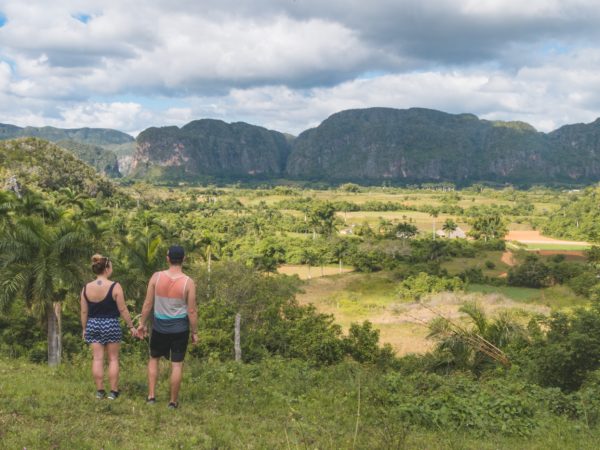 Julia und Matthias beim Blick in das Vinales Tal