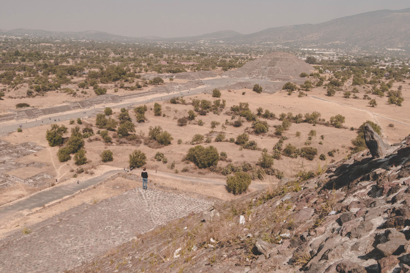 Julia blickt auf die Mondpyramide von Teotihuacan bei Mexiko-Stadt