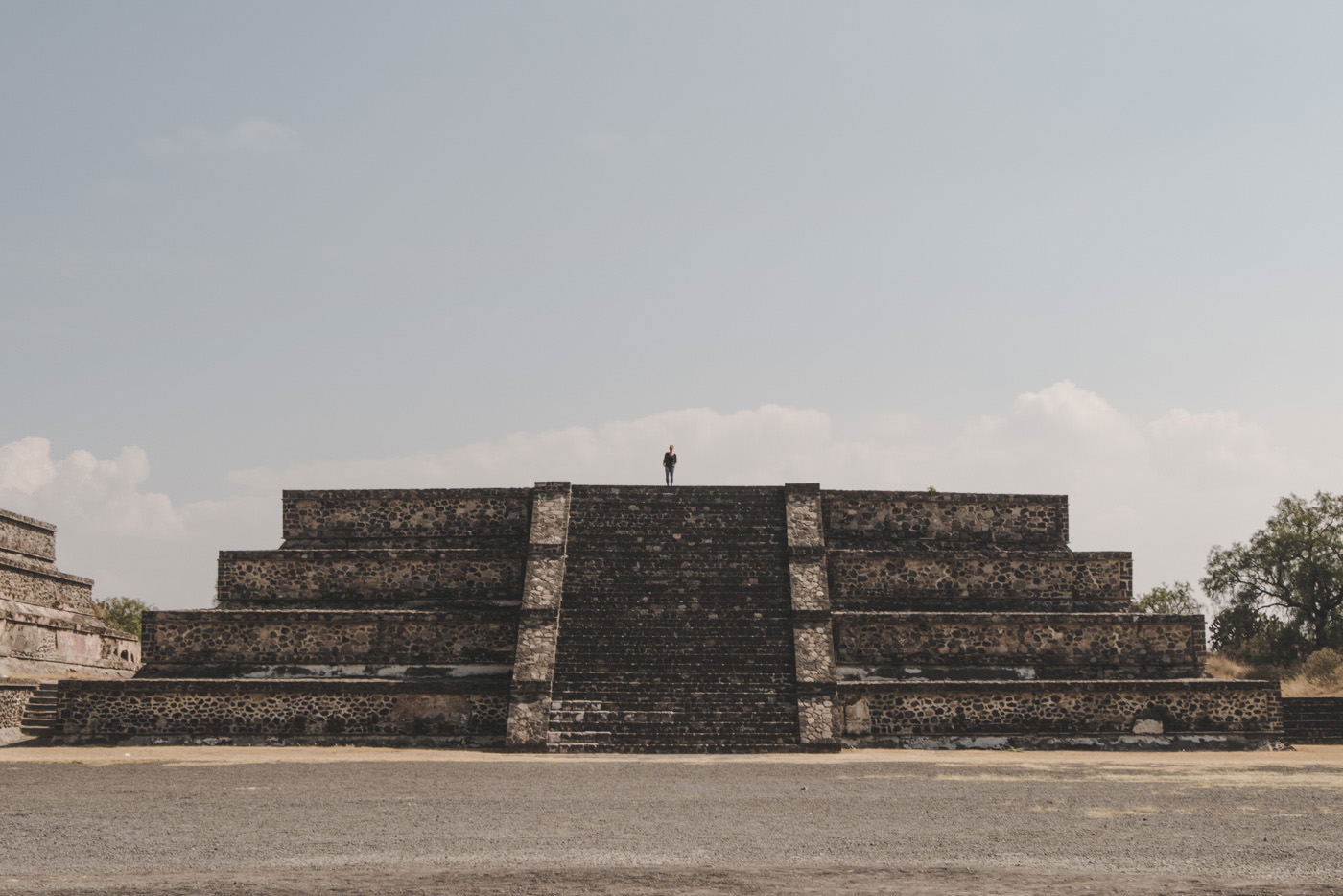 Julia bei den Pyramiden von Teotihuacan bei Mexiko-Stadt