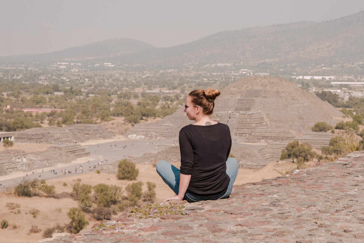 Julia blickt auf die Mondpyramiden von Teotihuacan bei Mexiko-Stadt