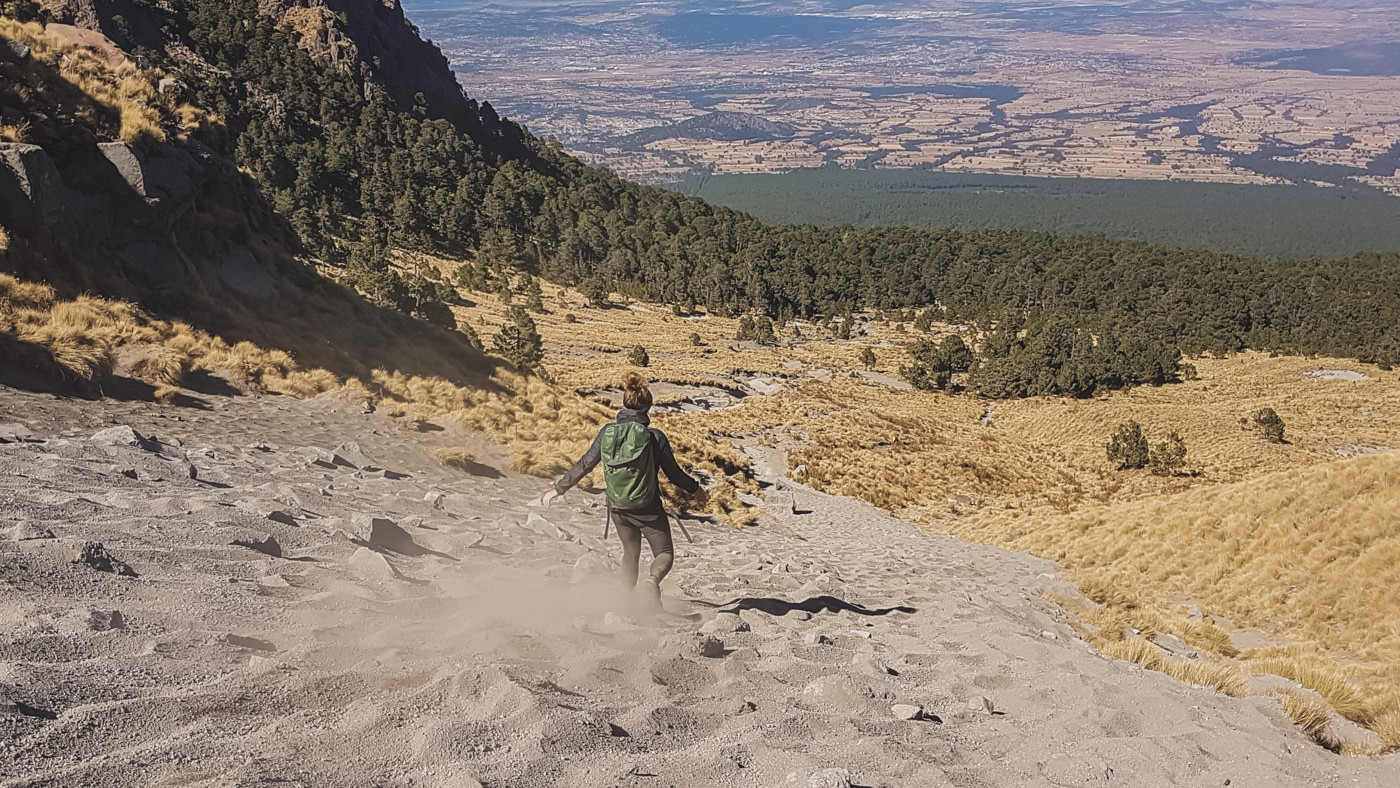 Julia beim Abstieg vom Vulkan La Malinche in Puebla, Mexico