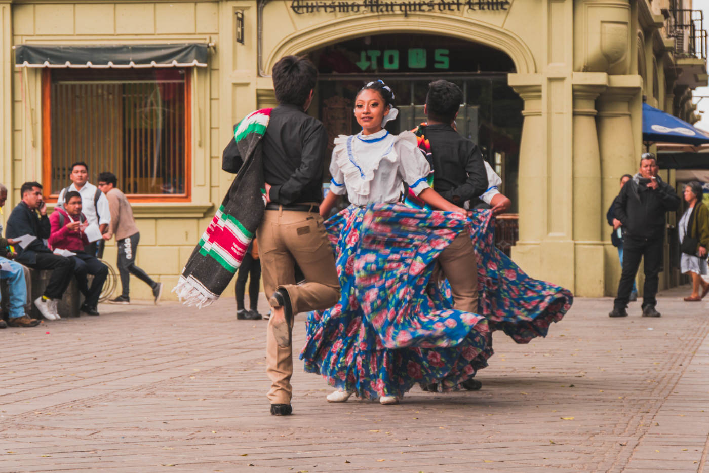 Tänzer am Zocalo in Oaxaca in Mexiko