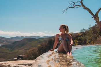 Julia am Rand des Hierve el Auga - Oaxaca, Mexiko