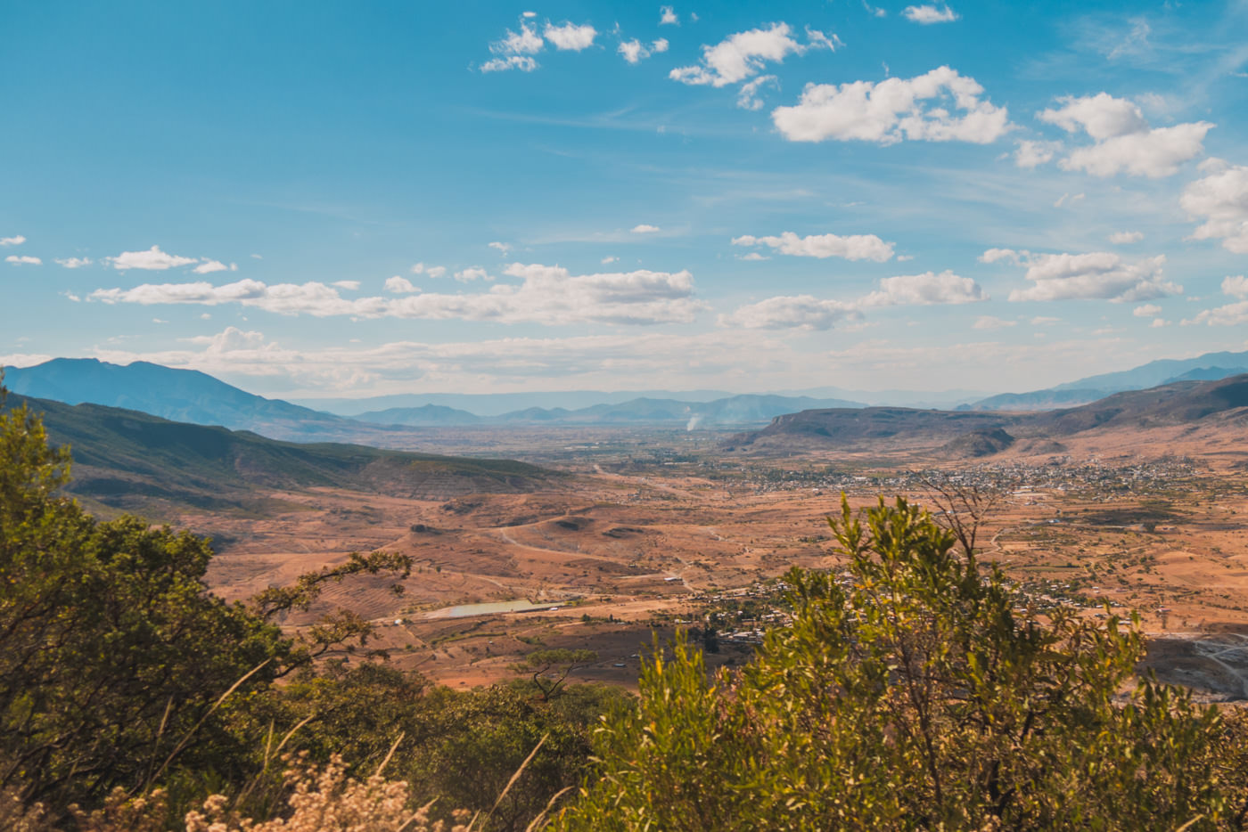 Ausblick auf Mitla auf dem Weg zum Hierve el Agua - Oaxaca, Mexiko