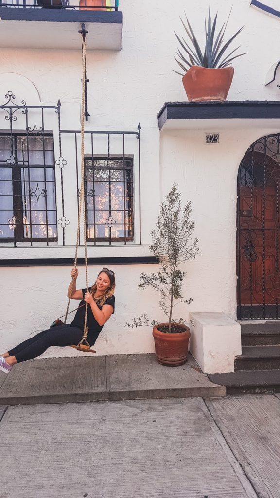 Julia auf der Schaukel vor dem Hostel Chante 18 in Puebla 