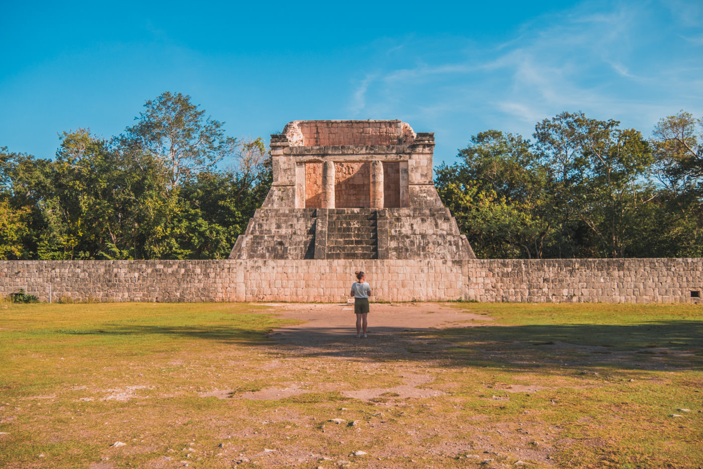 Julia im Ballcourt von Chichen Itza in Mexiko