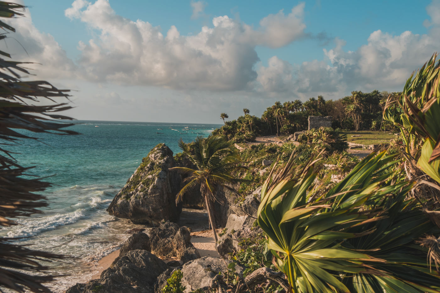 Gelände von den Maya Ruinen in Tulum in Mexiko