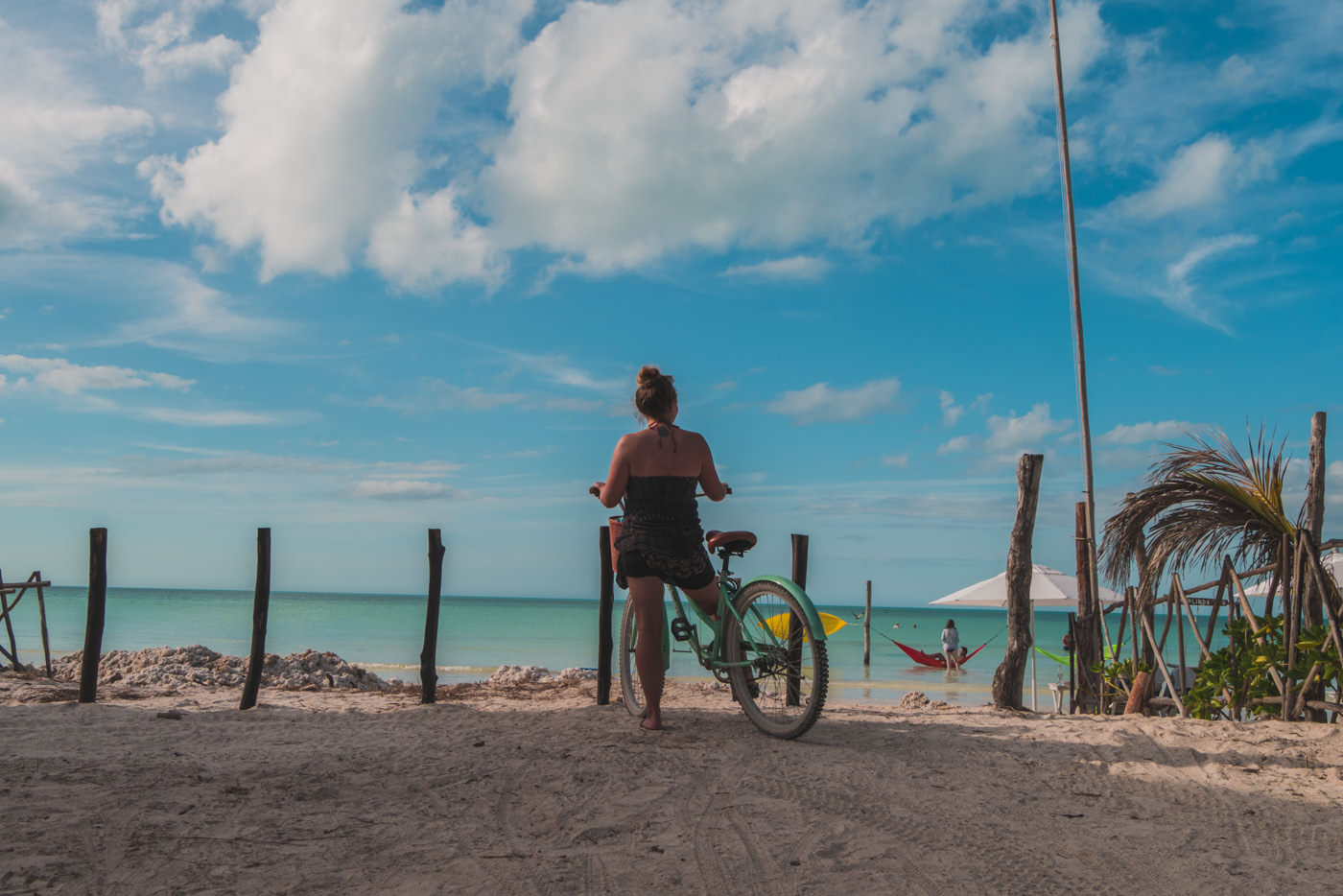 Julia auf dem Rad auf Isla Holbox in Mexiko