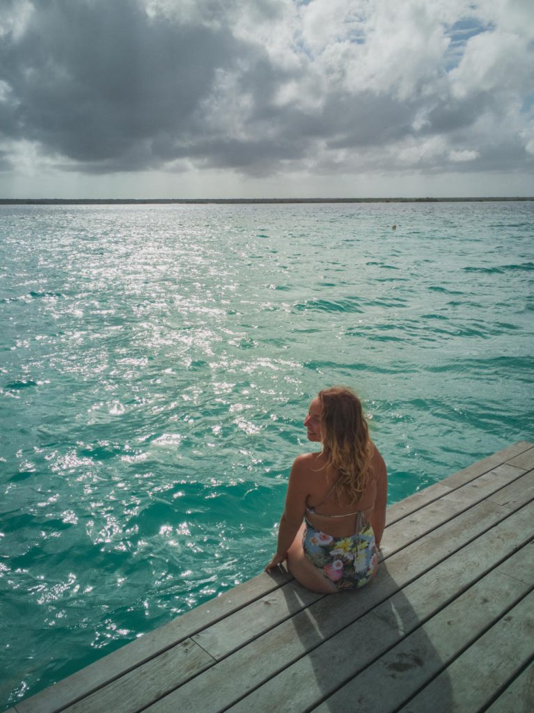 Julia auf dem Steg in der Lagune von Bacalar