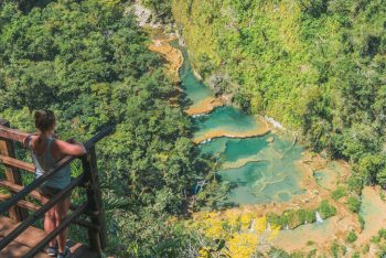 Julia blickt auf die Pools von Semuc Champey