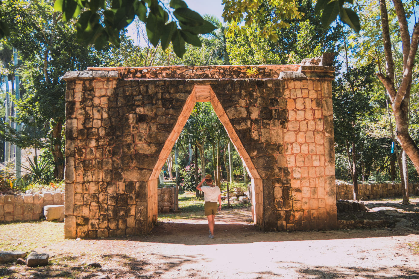 Julia vor dem Bogen von Chichen Itza in Mexiko